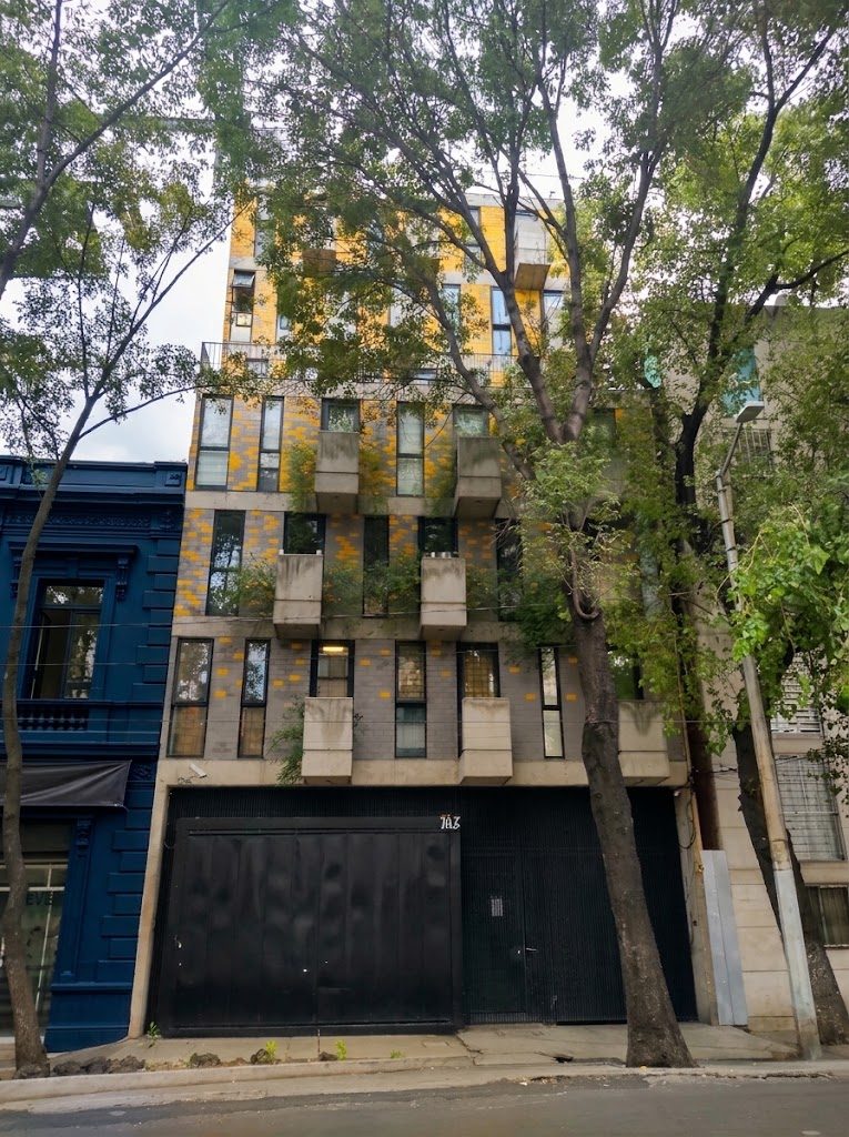 Fachada principal del Edificio Guerrero 108 vista desde la calle